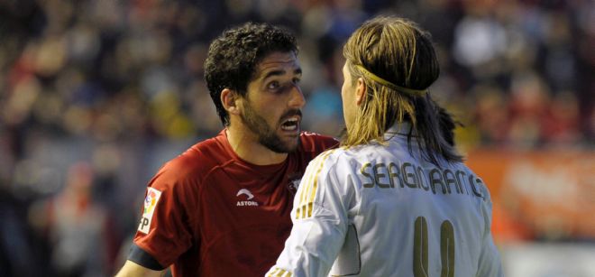 El defensa del Real Madrid Sergio Ramos (d) se encara con el centrocampista de Osasuna Raúl García.