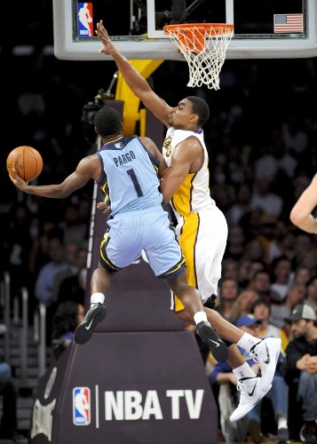 El escolta de Memphis Grizzlies Jeremy Pargo (1) intenta un pase ante la oposición del pívot de Los Angeles Lakers Andrew Bynum.