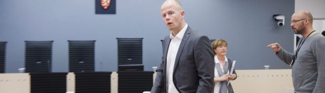 El fiscal Svein Holden visita la sala 250 del tribunal de Oslo.