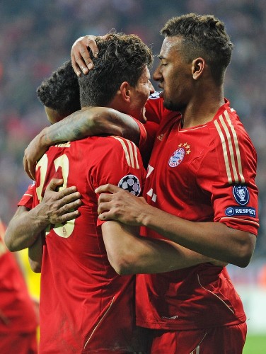 Los jugadores del Bayern Múnich, Mario Gomez (c) y Jerome Boateng (d), celebran un tanto.