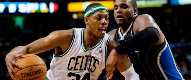 El jugador de Celtics Paul Pierce (i) trata de superar la marca de Magic Glen Davis.
