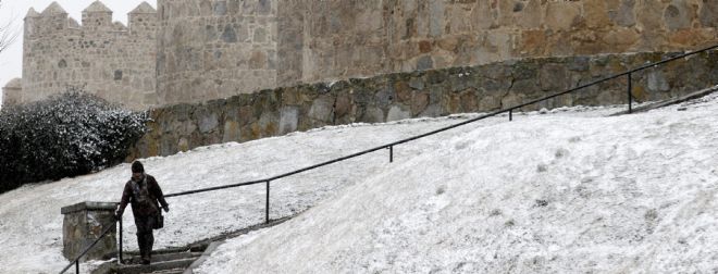 Imagen de los alrededores de la muralla de Ávila cubiertos de blanco.