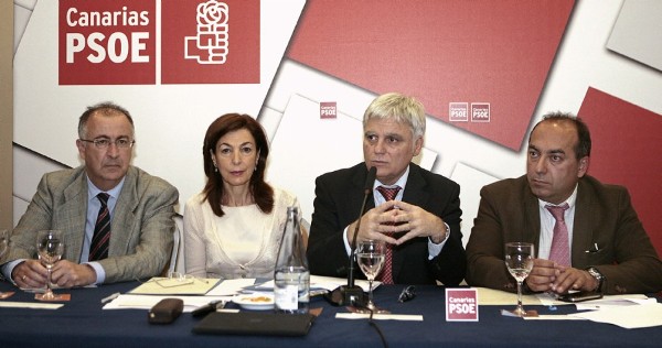 El secretario general del PSC-PSOE, José Miguel Pérez (2d), presidió hoy una reunión con cargos públicos del partido para hablar de las repercusiones en el Archipiélago de los Presupuestos Generales del Estado.
