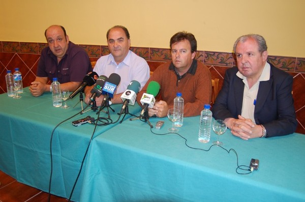 Juan José Armas, segundo por la izquierda, del CCN, junto a sus nuevos compañeros de gobierno.