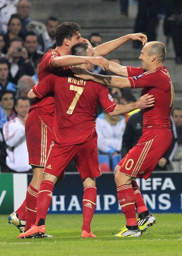 Mario Gómez del Bayern de Múnich (i) celebra con sus compañeros Franck Ribery (c) y Arjen Robben (d).