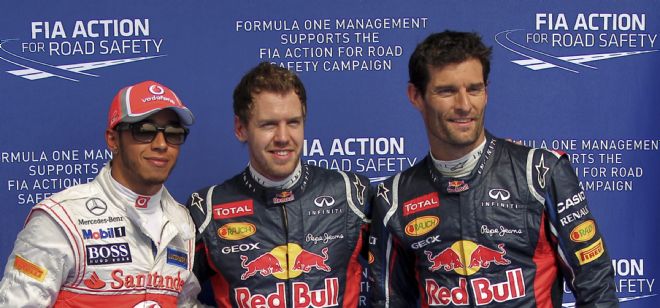El piloto alemán de Fórmula Uno Sebastian Vettel (c), de Red Bull, su compañero de escudería el australiano Mark Webber (dcha) y el británico Lewis Hamilton, de McLaren.