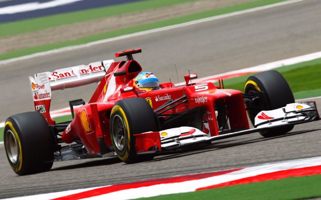 El piloto español de Fórmula Uno Fernando Alonso, de Ferrari, en la tercera sesión de entrenamientos libres del Gran Premio de Baréin de Fórmula Uno.