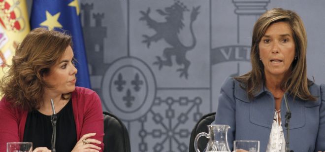 La vicepresidenta del Gobierno, Soraya Sáenz de Santamaría (izda), junto a la ministra de Sanidad, Ana Mato, en la rueda de prensa del Consejo de Ministros del viernes 20 de abril de 2012.