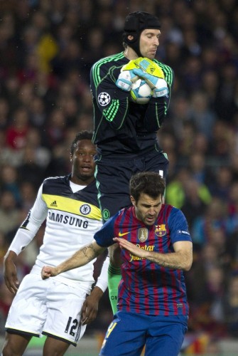 El portero del Chelsea Petr Cech (c) agarra un balón.