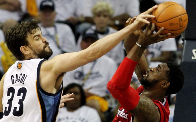 El jugador de Grizzlies Marc Gasol (i) marca a DeAndre Jordan (d), de Clippers, hoy, domingo 29 de abril de 2012.