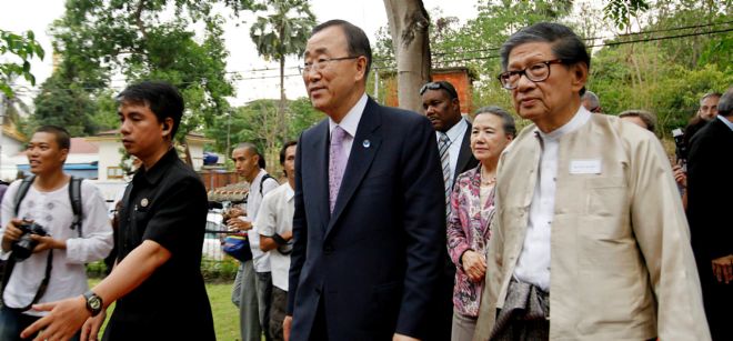 El secretario general de Naciones Unidas, Ban Ki-moon (c), visita el mausoleo del ex secretario general de la ONU U Thant, en Rangún, Birmania (antigua Myanmar), el 29 de abril de 2012.