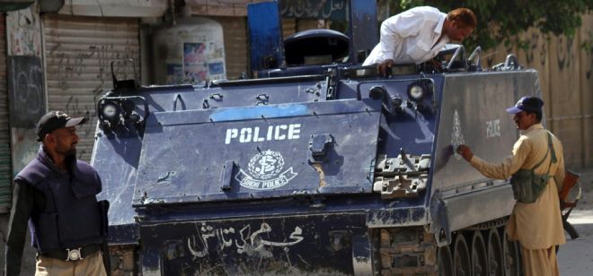 Fuerzas de seguridad paquistaníes participan en la operación contra grupos criminales efectuada en Lyari, al sur de Karachi (Pakistán).