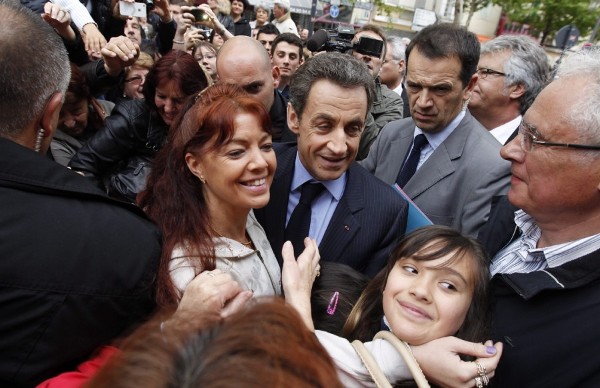 El presidente francés y candidato conservador para las presidenciales del próximo domingo, Nicolas Sarkozy (c), saluda a sus seguidores.