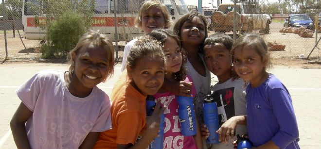 Un grupo de niños de la aldea australiana de Oodnadatta.