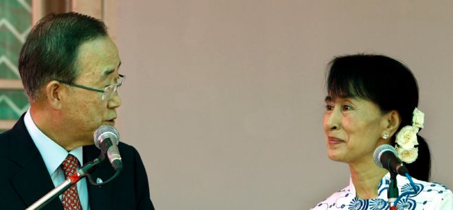 El secretario general de la ONU, Ban Ki-moon (i), y la líder opositora birmana Aung San Suu Kyi (d).