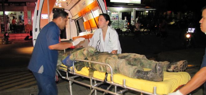 Fotografía disponible hoy, domingo 29 de abril de 2012, muestra a personal médico trasladando a soldados heridos a Florencia, departamento de Caquetá (Colombia).