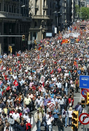 Miles de ciudadanos se manifestaron este mediodía por el centro de Barcelona.