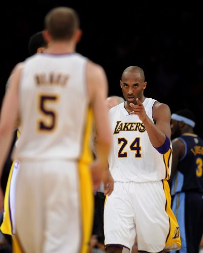 El jugador de los Lakers de Los Ángeles Kobe Bryant (d) felicita a su compañero Steve Blake.