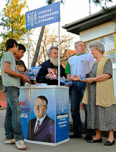 Seguidores del Partido Radical serbio muestran carteles de su líder, Vojislav Sesel.