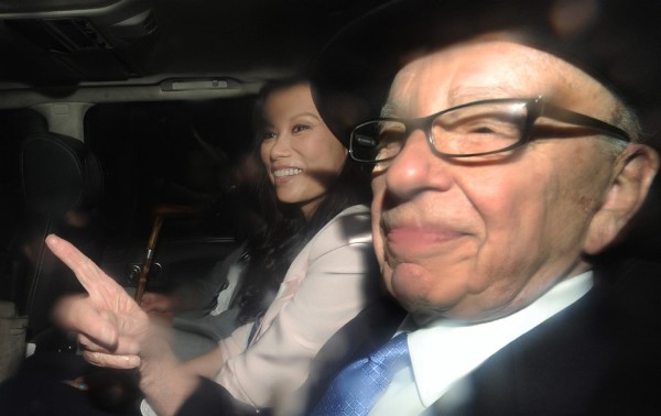 El magnate y expresidente de News International (NI) Rupert Murdoch llega al Tribunal Superior de Londres acompañado por su esposa Wendi Dengg.