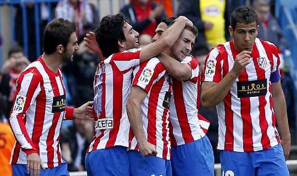 Los jugadores del Atlético de Madrid felicitan a su compañero Gabi (c), autor del tanto colchonero.
