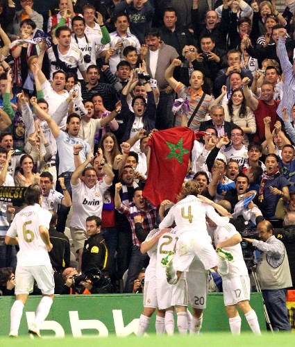 Los jugadores del Real Madrid, celebran el primer gol en San Mamés.