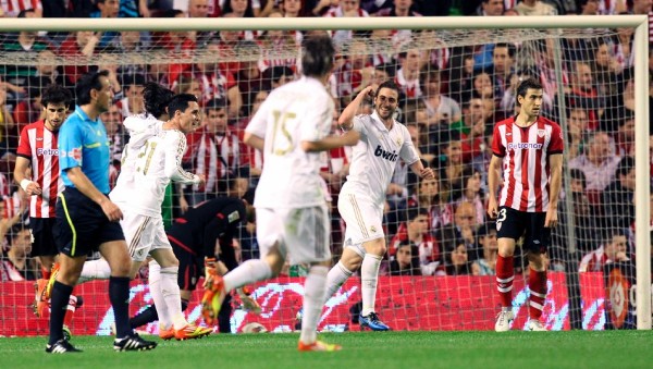 Los jugadores del Real Madrid celebran el primer gol.