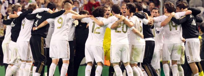Los jugadores del Real Madrid, celebran la consecución del campeonato.