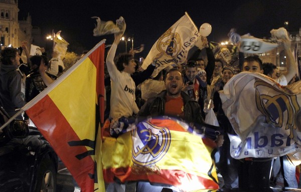 Aficionados del Real Madrid celebran el título en Cibeles.