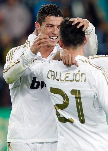 Los jugadores del Real Madrid Cristiano Ronaldo (i) y José Callejón.