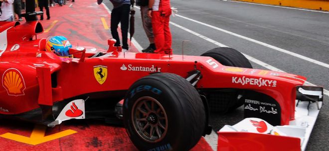 El piloto español de Fórmula Uno de la escudería Ferrari, Fernando Alonso, sale del garaje del equipo.