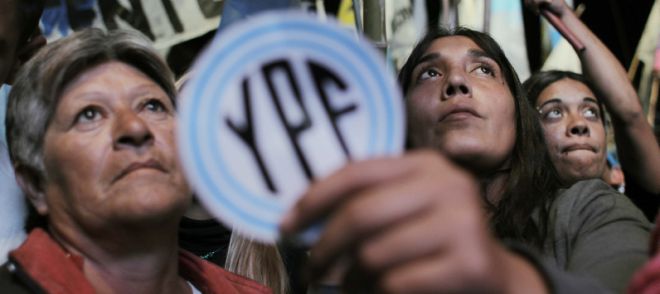 Simpatizantes de la presidenta de Argentina, Cristina Fernández de Kirchner, celebran la aprobación de la expropiación.