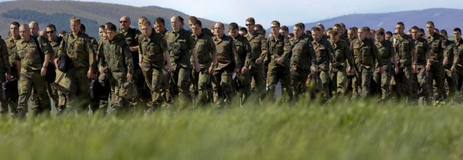 Cerca de 250 soldados alemanes de la OTAN a su llegada al aeropuerto de Pristina.
