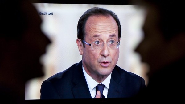 Seguidores del Partido Socialista observan una pantalla durante el debate televisado entre Francois Hollande (pantalla), y Sarkozy.