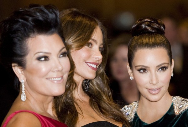 Kris Jenner (i), su hija Kim Kardashian (d), y la actriz colombiana Sofía Vergara.