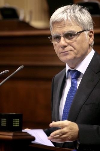 El vicepresidente y consejero de Educación, José Miguel Pérez, durante una de sus intervenciones en el pleno celebrado en el Parlamento regional.