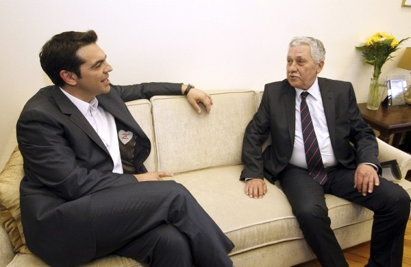 El líder de la Coalición de Izquierda Radical griega (Syriza), Alexis Tsipras (i), se reúne con el líder de Izquierda Democrática, Fotis Kuvelis (d).
