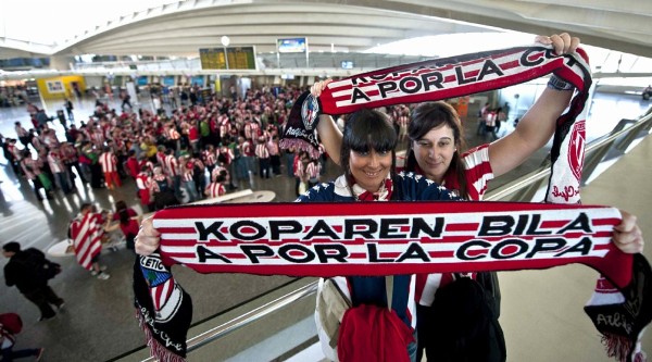 Cientos de aficionados del Athletic de Bilbao.