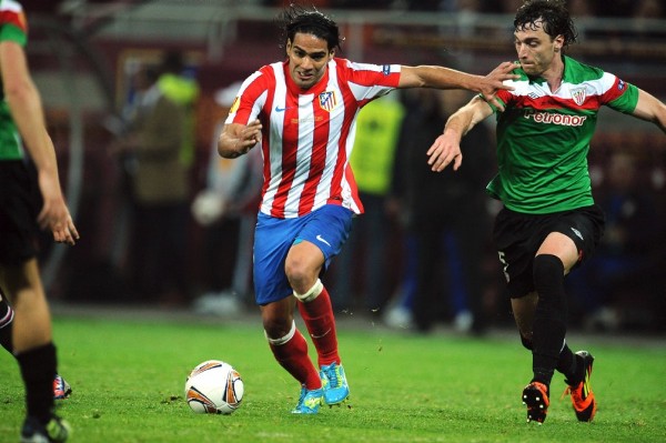Falcao (izq)lucha por un balón con el jugador venezolano del Athletic de Bilbao, Fernando Amorebieta (dcha).