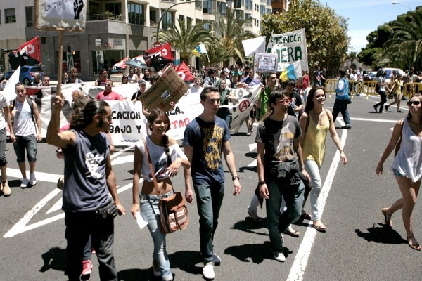 Un millar de estudiantes universitarios se manifestaron hoy por las calles de la capital tinerfeña.