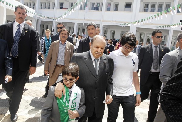 El presidente argelino Abdelaziz Bouteflika (c) camina con sus sobrinos tras votar en un colegio electoral.