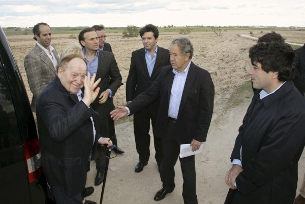 El inversor norteamericano Sheldon Adelson (izda) durante su visita a los terrenos ubicados en el municipio de Alcorcón, donde podría emplazarse el complejo conocido como Eurovegas. 