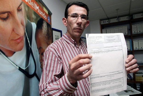 Eduardo Guillamó con la factura que le ha remitido la Agencia Valenciana de Salud.