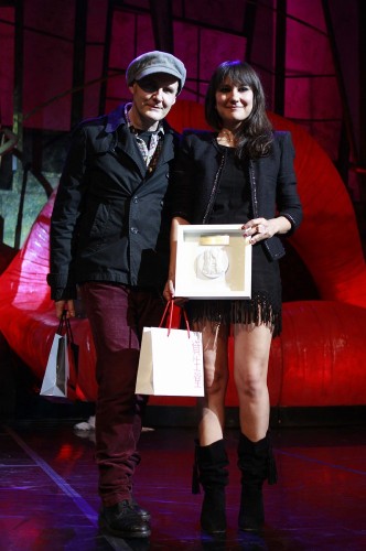 Los integrantes del duo Amaral, Eva Amaral (d) y Juan Aguirre, tras recibir el premio al 