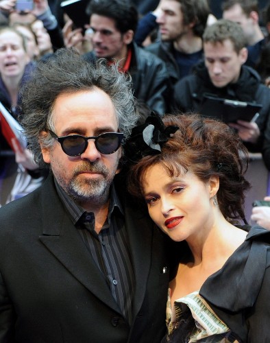El director Tim Burton (i) y su esposa y actriz Helena Bonham Carter (d)n.