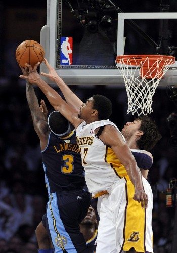 Los jugadores de los Lakers de Los Ángeles, el español Pau Gasol (d) y Andrew Bynum (c), rechazan un tiro ante Ty Lawson.