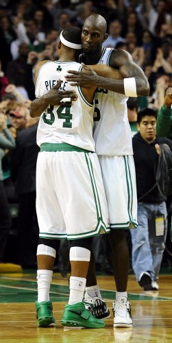 Los jugadores de Celtics Paul Pierce (i) y Kevin Garnett (d) celebran el triunfo.