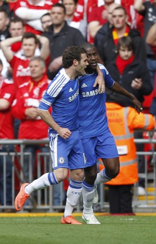 El centrocampista brasileño Ramires Santos (d), del Chelsea, es felicitado por su compañero español Juan Mata.