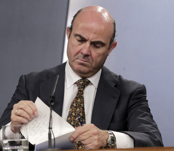 El ministro de Economía, Luis de Guindos, durante la rueda de prensa posterior a la reunión del Consejo de Ministros de hoy, que ha aprobado la segunda reforma financiera, que exige 