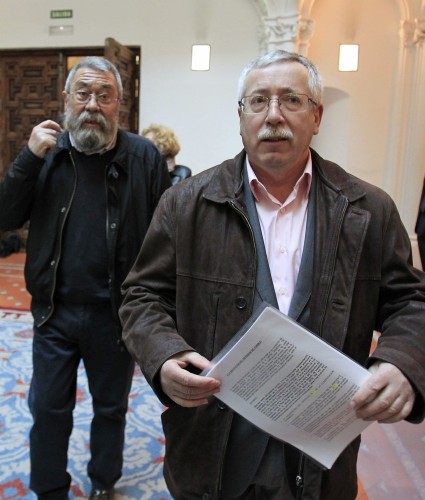 Los secretarios generales de CCOO, Ignacio Fernández Toxo (d), y de UGT, Cándido Méndez (i), presentando el 24 de abril de 2012 el escrito ante la Defensora del Pueblo, María Luisa Cava de Llano.